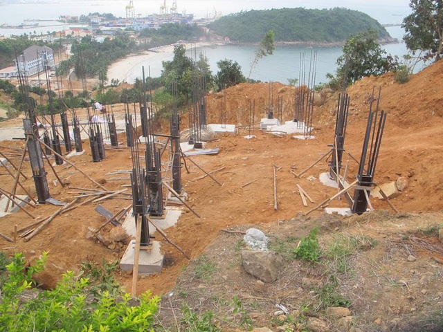 Gửi thư khuyến nghị tới Thủ tướng về quy hoạch bán đảo Sơn Trà - 1 Gần 40 móng biệt thự không phép mọc trên bán đảo Sơn Trà gây bức xúc dư luận thời gian qua (Ảnh: Khánh Hồng)