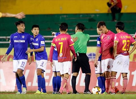 Tuyển thủ U20 Việt Nam dính án vì đạp vào ngực Mạc Hồng Quân - 1
Mạc Hồng Quân phản ứng sau tình huống bị đạp vào ngực