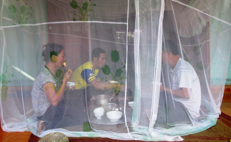Người dân dựng lán giữa đường phản đối bãi rác gây ô nhiễm - 3 Người dân dựng lán giữa đường phản đối bãi rác gây ô nhiễm - 3