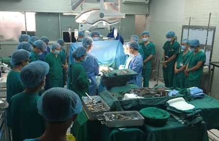 Ca ghép tim thành công đầu tiên nhờ cô gái 18 tuổi - 1 Ê kíp phẫu thuật mạc niệm trước khi nhận nguồn tạng hiến từ cô gái trẻ