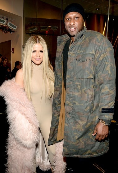Những cặp “sao” hết yêu vẫn là bạn - 6
Khloé Kardashian kết hôn với cầu thủ bóng rổ Lamar Odom vào năm 2009 chỉ sau 1 tháng hẹn hò và ít người tin rằng cuộc hôn nhân của họ lại kéo dài được tới năm 2013. Nhiều nguồn tin cho biết em cô Kim chia tay chồng vì biết anh này nghiện ngập và không thay đổi lối sống. Sau khi chia tay, Khlóe vẫn dành những lời tốt đẹp khi nói về chồng cũ. Hồi tháng 10/2015, Lamar phải nhập viện vì sốc ma túy và thuốc kích dục sau 4 ngày thác loạn tại nhà thổ, Khlóe tận tình chăm sóc chồng cũ bên giường bệnh nhiều ngày liên tục và khi anh này bình phục, nhiều người nghĩ rằng Khlóe và Lamar sẽ hàn gắn nhưng người đẹp 33 tuổi khẳng định, dù vẫn rất quan tâm và lo lắng cho chồng cũ nhưng cô chỉ coi chồng cũ là bạn và luôn mong cho anh những điều tốt đẹp nhất. (Lamar Odom và Khloe Kardashian đi xem show diễn năm 2016 của Kanye West).