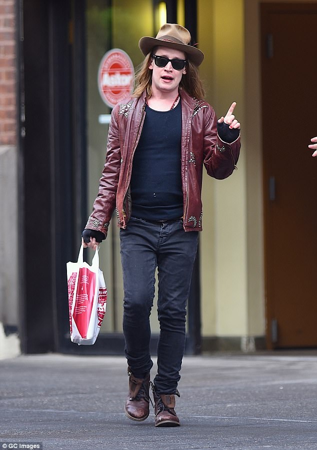Sao phim Ở nhà một mình tái xuất khỏe khoắn - 1
Macaulay Culkin xuất hiện khỏe khoắn trên đường phố Manhattan, New York ngày 7/5 vừa qua. Nam diễn viên phim Ở nhà một mình tăng cân và tươi tắn hơn thấy rõ