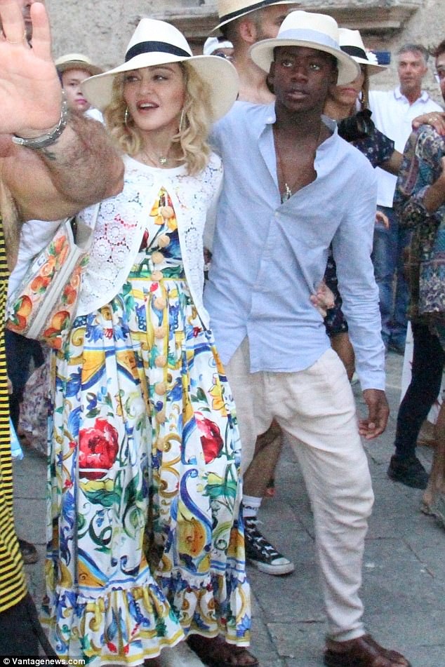 Con trai Madonna càng lớn càng sành điệu - 1
Cánh săn ảnh bắt gặp diva nhạc Pop Madonna đi vãn cảnh ở Ý cùng các con. Cậu con nuôi của Madonna - David Banda năm nay mới 12 tuổi mà đã cao lớn hơn cả mẹ