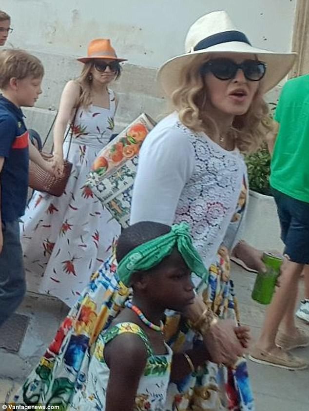 Con trai Madonna càng lớn càng sành điệu - 2
Madonna cùng 3 con nuôi David, Stelle và Estere vui vẻ khám phá phố phường, ghé vào nhà thờ