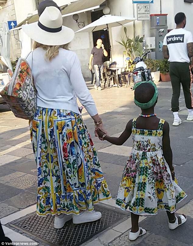 Con trai Madonna càng lớn càng sành điệu - 4
Madonna có tới 4 con nuôi da màu trong đó, mới nhất, hồi tháng 2, cô nhận thêm cặp sinh đôi chị em gái Esther và Stella