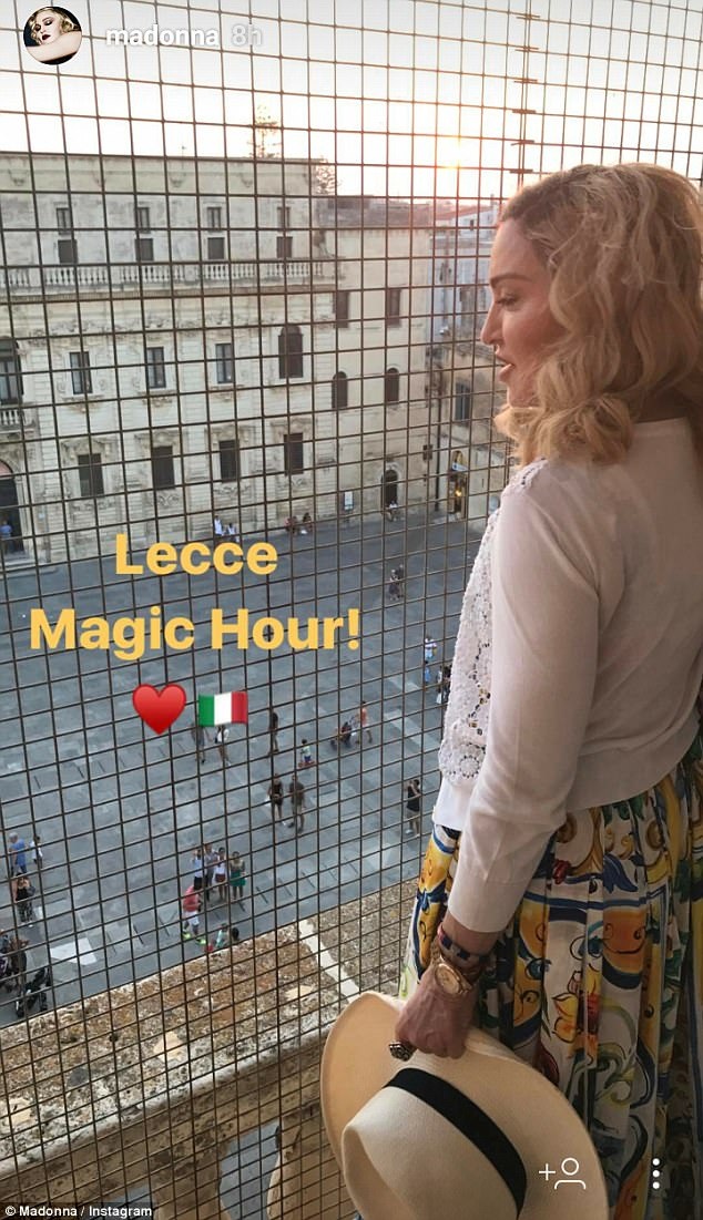 Con trai Madonna càng lớn càng sành điệu - 5
Madonna nổi tiếng cưng chiều và yêu thương các con, cô từng chia sẻ, với cô, con cái là quan trọng nhất và cô luôn muốn mang cho con 1 tương lai tốt đẹp.