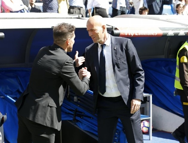 Real Madrid và Atletico bất phân thắng bại tại Bernabeu - 14
Hai HLV Simeone và Zidane bắt tay nhau trước trận đấu