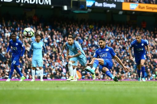 Cú sút phạt đền thảm họa của Riyad Mahrez ở trận Man City-Leicester - 1 Riyad Mahrez thực hiện quả phạt đền thảm họa ở trận đấu với Man City
