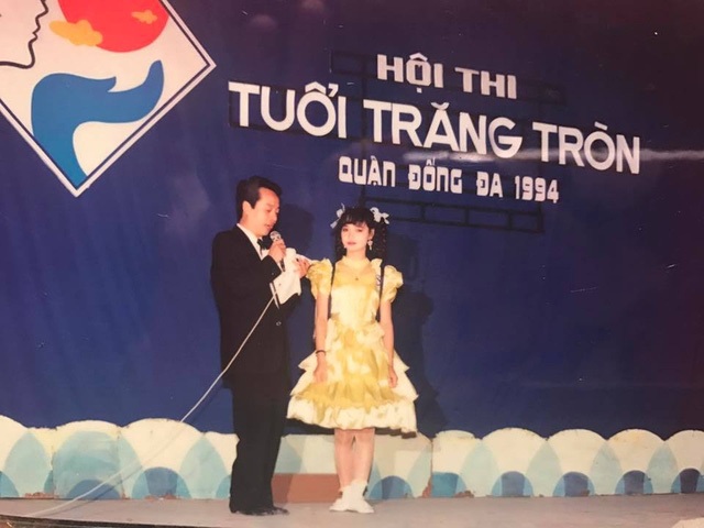 Mai Thu Huyền tiết lộ từng được NSND Hoàng Dũng chấm thi nhan sắc tuổi 15 - 3 Cô được NSND Hoàng Dũng đặt câu hỏi ứng xử khi thi Tuổi trăng tròn năm 1994.