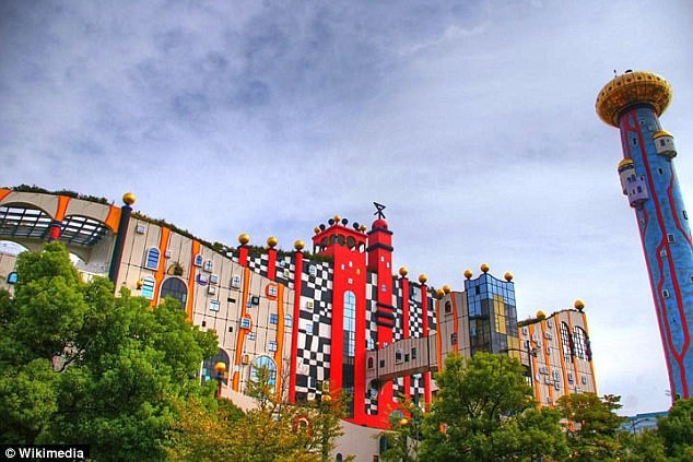 Lò đốt rác Maishima ở Osaka được thiết kế nghệ thuật và công phu khiến hàng nghìn du khách nhầm tưởng là công viên giải trí Universal Studios, nơi cách đó không xa