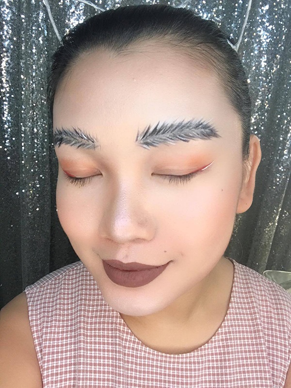 Cười thắt ruột với "101 kiểu lông mày" sáng tạo của chị em - 7 Đây là lông mày kiểu chổi lông gà