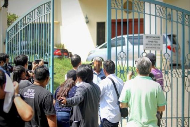 Quan chức đại sứ quán Triều Tiên to tiếng với phóng viên vì bị ghi hình - 1 Các phóng viên tập trung bên ngoài đại sứ quán Triều Tiên ở Kuala Lumpur, Malaysia (Ảnh: Star)