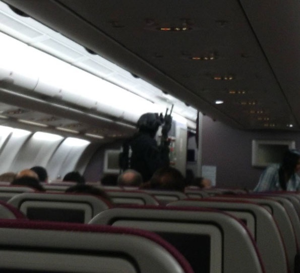 
Cảnh sát trang bị vũ khí kiểm tra chuyến bay của Malaysia Airlines (Ảnh: AFP)
