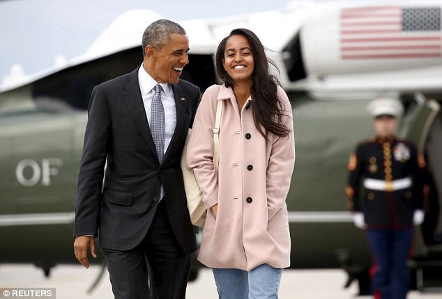 
Cựu Tổng thống Mỹ Barack Obama và con gái Malia. (Ảnh: Reuters)
