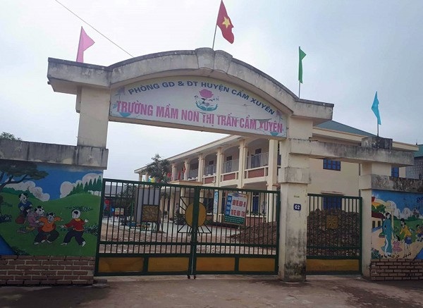 Hiệu trưởng mượn lương giáo viên để trả nợ công trình - 1 Trường mầm non thị trấn Cẩm Xuyên, nơi giáo viên phải cho nhà trường mượn cả đồng lương ít ỏi để chi trả các khoản nợ của tập thể, cá nhân.