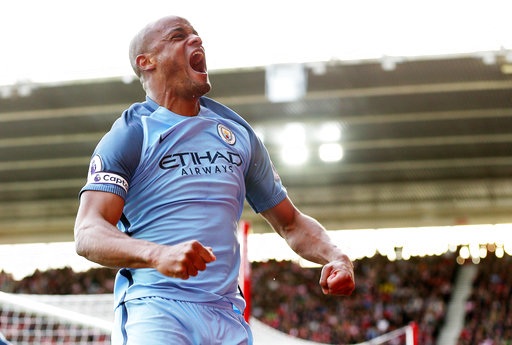
Niềm vui của Kompany sau khi đánh đầu tung lưới Southampton mở tỉ số
