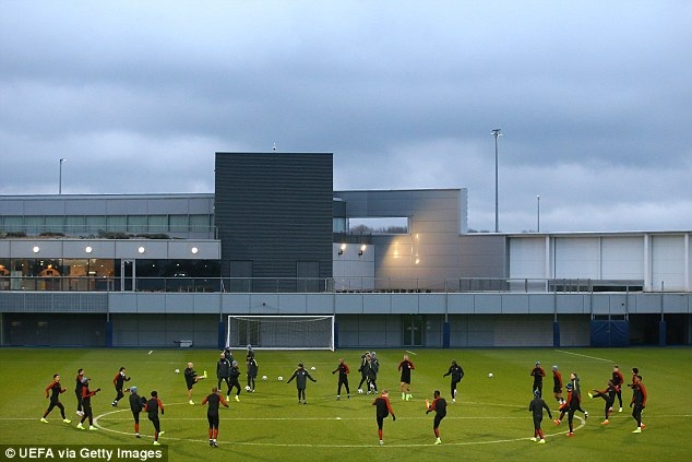 Man City thoải mái trong buổi tập cuối trước trận gặp Monaco - 1
Các cầu thủ Man City khởi động cho buổi tập cuối trước khi tiếp đón Monaco