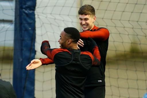 Man City thoải mái trong buổi tập cuối trước trận gặp Monaco - 3
Sterling (trái) trêu đùa trung vệ Stones (phải), hai người cũng là đồng đội ở tuyển Anh