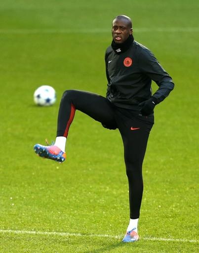 Man City thoải mái trong buổi tập cuối trước trận gặp Monaco - 4
Tiền vệ Yaya Toure đã trở lại thi đấu trong thời gian gần đây, anh là sự bổ sung quan trọng cho Man City ở đấu trường Champions League. Hồi đầu mùa, do mâu thuẫn cá nhân, nên Yaya Toure đã không được Guardiola đăng ký vào danh sách của Man City tham dự vòng bảng