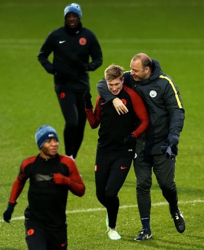 Man City thoải mái trong buổi tập cuối trước trận gặp Monaco - 5
De Bruyne (giữa) đùa vui cùng một huấn luyện viên trong đội. Không khí buổi tập cuối của Man City tỏ ra khá vui vẻ dù họ đang đứng trước một trận cầu lớn
