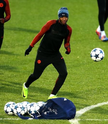 Man City thoải mái trong buổi tập cuối trước trận gặp Monaco - 9
Sterling trên sân tập. Tiền đạo người Anh đang thi đấu thăng hoa dưới bàn tay nhào nhặn của Guardiola