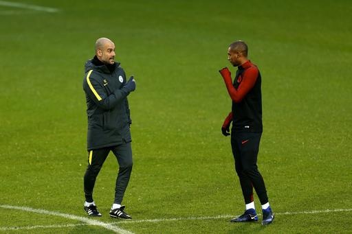 Man City thoải mái trong buổi tập cuối trước trận gặp Monaco - 11
Huấn luyện viên Guaridola (trái) trao đổi với Fernadinho, tiền vệ người Brazil đang rất được Guardiola tin tưởng