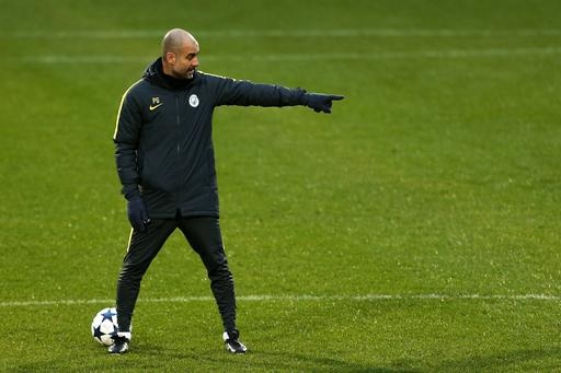 Man City thoải mái trong buổi tập cuối trước trận gặp Monaco - 13
Guardiola chỉ đạo học trò tập luyện