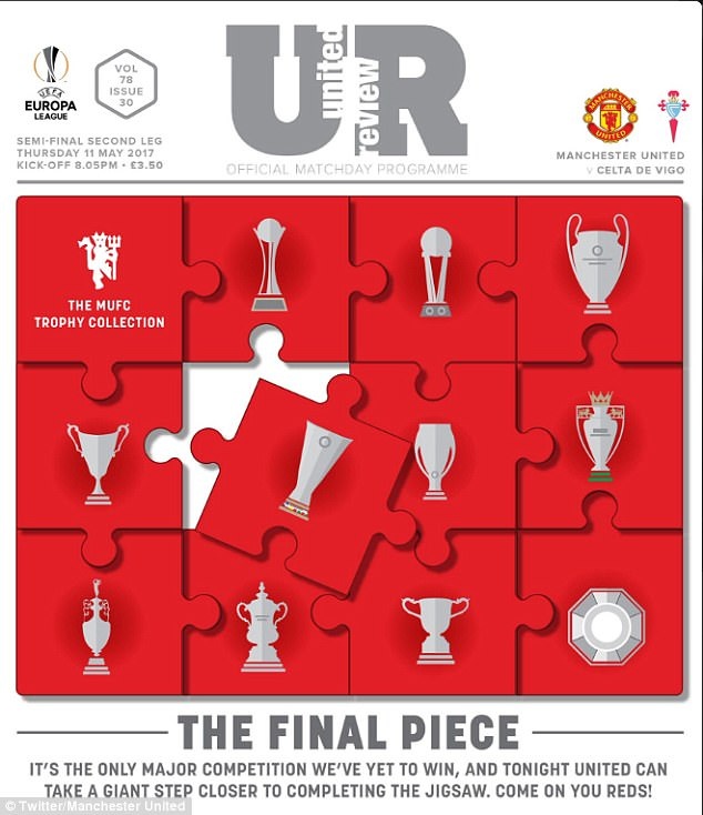 Trước trận đấu, trang Twitter của MU đã đăng tải bức hình, ám chỉ Europa League là danh hiệu lớn duy nhất còn thiếu trong bộ sưu tập của Quỷ đỏ. Kèm theo đó là dòng thông điệp: “Đây là danh hiệu lớn duy nhất mà chúng tôi vẫn chưa giành được. Tối nay, MU sẽ có bước tiến dài để tìm mảnh ghép còn thiếu, hoàn thành trò chơi ghép hình. Tiến lên nào MU!”.