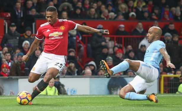 Điểm nhấn trận Man City thắng MU: Câm lặng với Lukaku - 3
Delph (phải) khốn khổ trước tốc độ của các cầu thủ chạy cánh bên phía MU