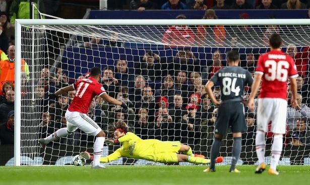 
Martial đá hỏng phạt đền ở phút 15
