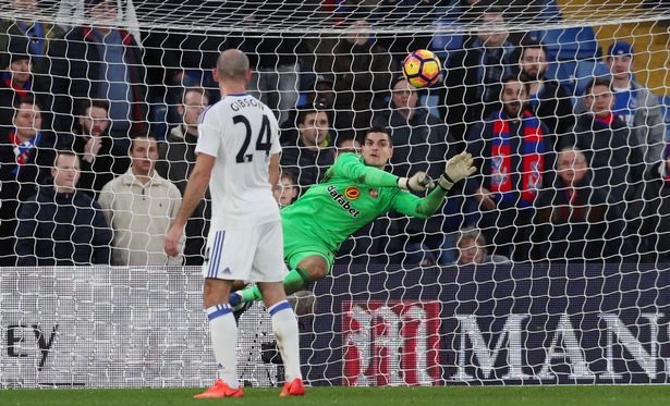 Đội hình tiêu biểu vòng 24 Premier League: “Báu vật” của Pep Guardiola - 1 Vito Mannone thi đấu xuất sắc trong trận đấu với Crystal Palace