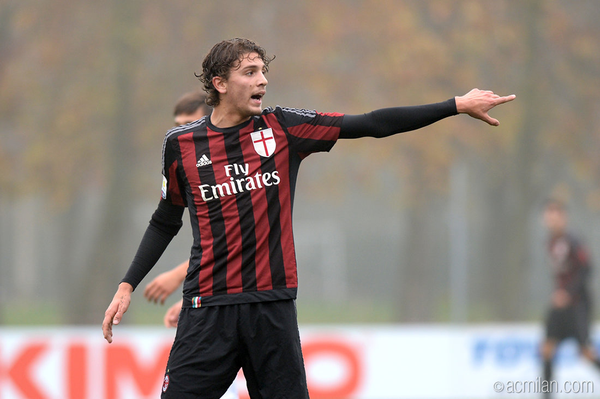 Ông chủ AC Milan, Silvio Berlusconi từng ví Manuel Locatelli như “Pirlo mới”. Mùa này, tài năng trẻ sinh năm 1998 đã ít nhiều đặt dấu ấn ở AC Milan. Sau 23 trận ra sân cho Rossoneri ở mùa giải này, Manuel Locatelli đã ghi 2 bàn.