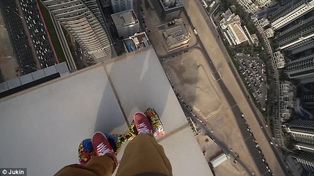 Thót tim trước cảnh: Vừa đi xe điện vừa chụp hình selfie trên nóc tòa nhà chọc trời - 2 Chỉ một chút sơ xẩy cũng có thể mất mạng dễ dàng