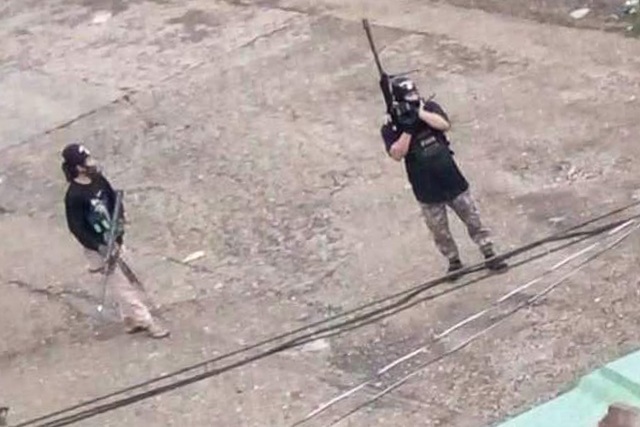 Khủng bố Hồi giáo chặt đầu cảnh sát trưởng tại Philippines - 1 Các phiến quân thân IS xuất hiện trên đường phố Marawi vào chiều 23/5 (Ảnh: Rappler)