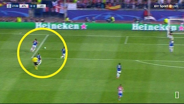 HLV Leicester City “nổi điên” vì quyết định oan nghiệt - 1 Điểm phạm lỗi của Albrighton với Griezmann nằm ngoài vòng cấm