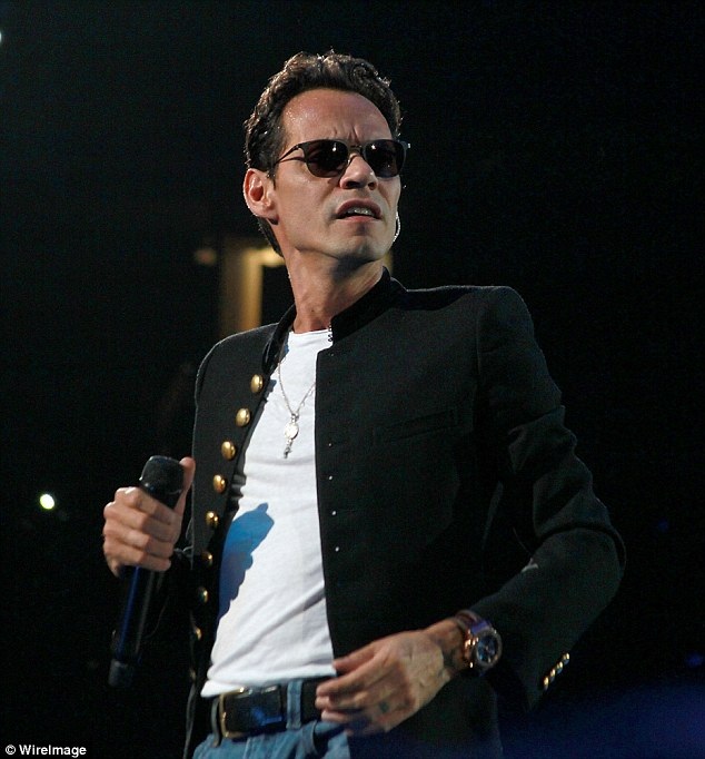 Marc Anthony hẹn hò người mẫu kém 27 tuổi - 1
Trang TMZ vừa đưa tin, ca sỹ Marc Anthony đang hẹn hò bí mật với người mẫu kém anh 27 tuổi tên là Mariana Downing