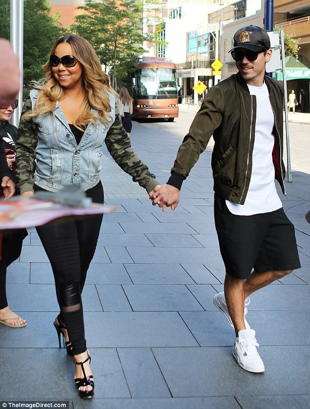 
Nữ ca sĩ 47 tuổi tay trong tay cùng bạn trai 34 tuổi, Bryan Tanaka, tại Toronto, ngày 24/8. Cặp đôi trông rất hạnh phúc.
