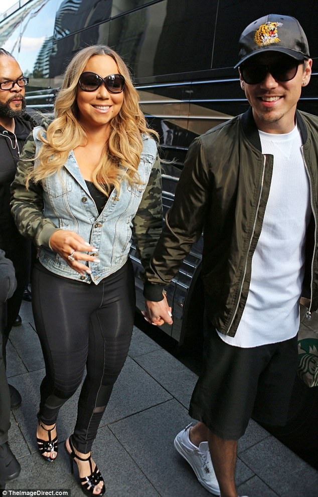 
Mariah Carey đang là tâm điểm của truyền thông thời gian gần đây vì cô ngày càng tăng cân và đăng tải hình ảnh trên mạng xã hội khác xa với hình ảnh ngoài đời thực.
