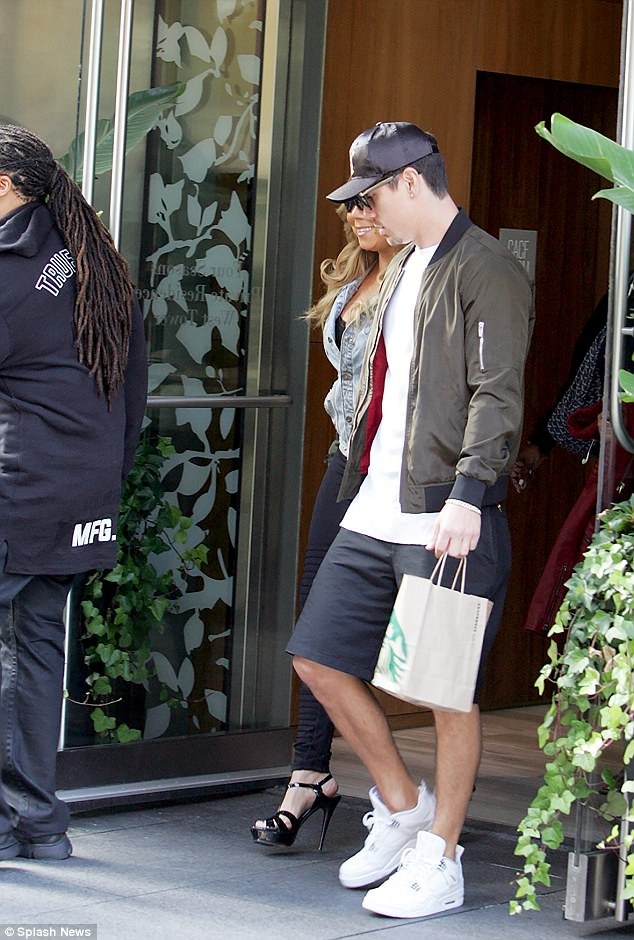 
Mariah và chàng người yêu kém 20 tuổi công khai quan hệ vào đầu năm 2017. Nữ ca sĩ 47 tuổi rất hạnh phúc và hài lòng với mối quan hệ hiện tại vì Bryan Tanaka rất cưng chiều bạn gái. Anh theo cô trong mọi chuyến lưu diễn và luôn chăm sóc bạn gái rất chu đáo.
