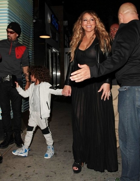 Mariah Carey thân thiết với chồng cũ - 1
Nick Cannon và Mariah Carey đưa hai con sinh đôi đi ăn tối tại nhà hàng hạng sang Mr Chow ở Beverly Hills, California, Mỹ ngày 20/4 vừa qua