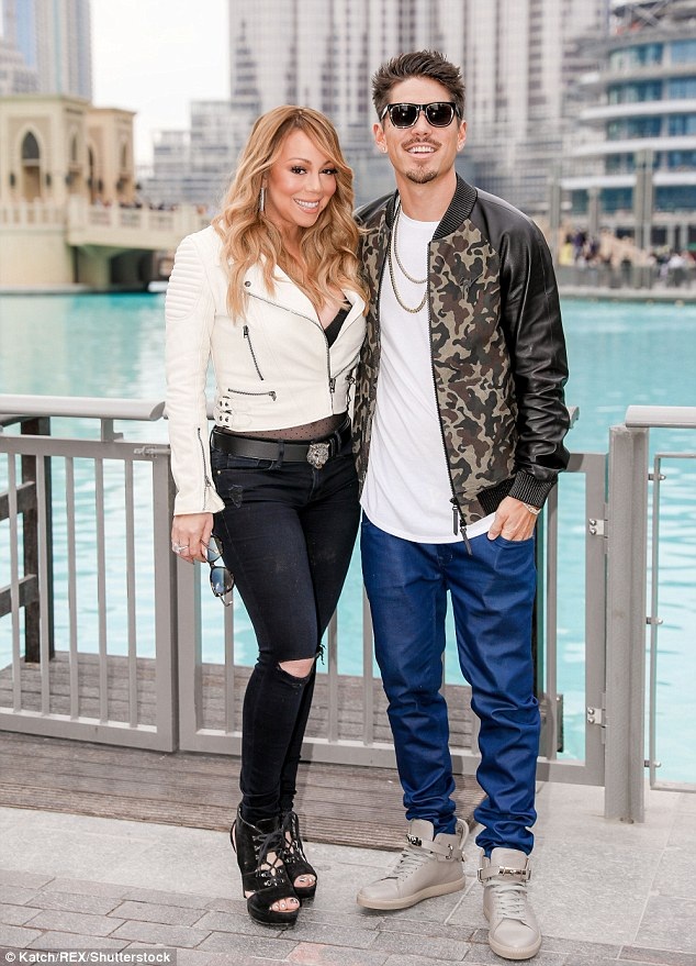 Mariah Carey đi giày cao gót vãn cảnh - 2
Nữ ca sỹ 47 tuổi và bạn trai kém 13 tuổi Bryan Tanaka vui vẻ chụp hình trước các thắng cảnh nổi tiếng ở đây