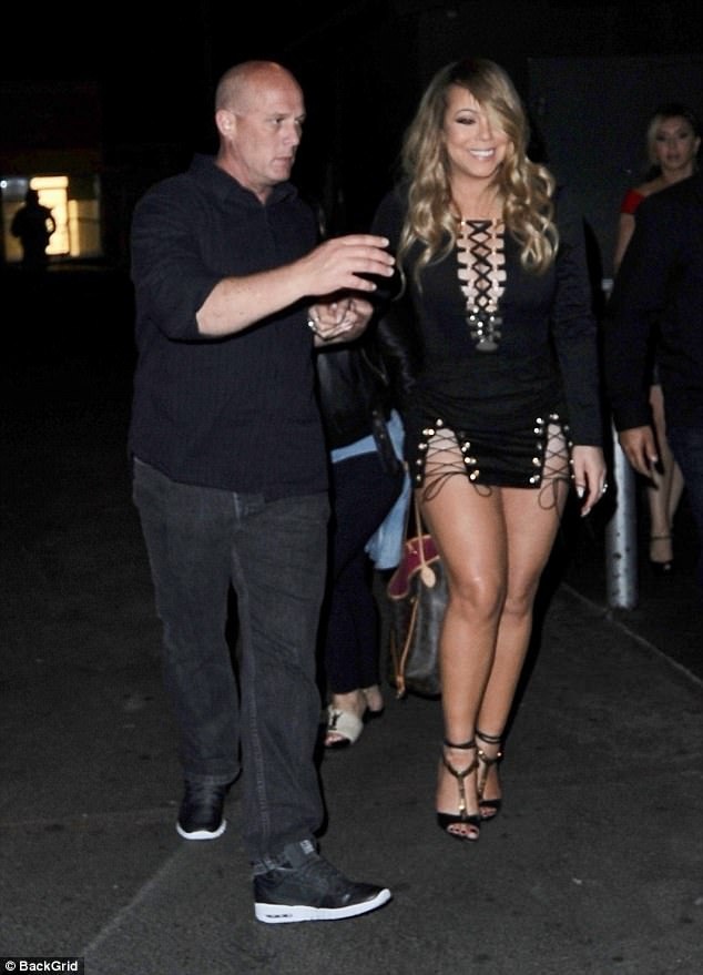 Mariah Carey luôn tự tin trong trang phục gợi cảm - 2
Nữ ca sỹ 47 tuổi luôn tự tin diện những trang phục táo bạo và sexy nhất để khoe đường cong đầy đặn