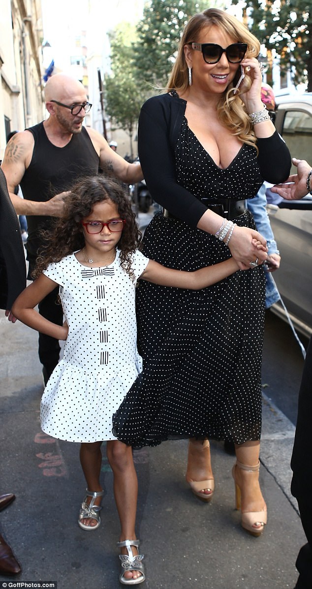 
Nữ ca sỹ 47 tuổi và hai con nhỏ Moroccan, Monroe đang tận hưởng kỳ nghỉ hè tại thành phố tình yêu
