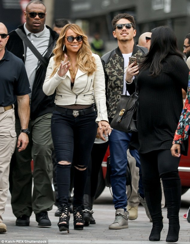 Mariah Carey đi giày cao gót vãn cảnh - 3
Dù là đi vãn cảnh nhưng Mimi vẫn ăn vận rất chỉn chu, đi sandal cao gót để đảm bảo hình ảnh xuất hiện luôn tỏa sáng