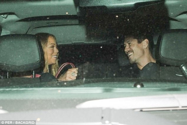 
Vũ công 34 tuổi tận hưởng cuộc sống xa hoa bên bạn gái siêu giàu và thường xuyên hộ tống cô đi mọi nơi.
