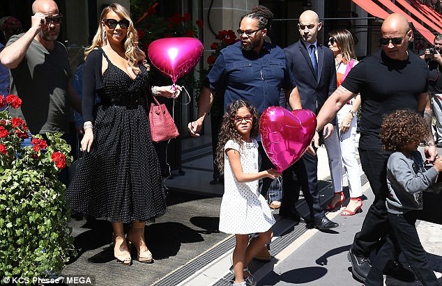 
Mimi sành điệu ghé cửa hiệu Hermes trong 1 ngày đẹp trời.
