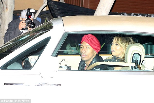 Mariah Carey thân thiết với chồng cũ - 5
Tối 21/4, thợ săn ảnh lại phát hiện Mariah cùng chồng cũ đi ăn cùng nhau. Nick vừa đón đứa con trai với bạn gái cũ, Miss Arizona Brittany Bell. Cặp đôi hiện cũng đã chia tay nhau