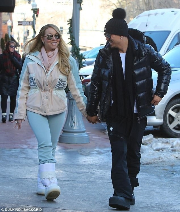 Mariah Carey hạnh phúc nắm tay người tình trẻ trên phố - 1
Mariah Carey và bạn trai Bryan Tanaka xuất hiện hạnh phúc bên nhau tại Aspen, Colorado, ngày 28/12.