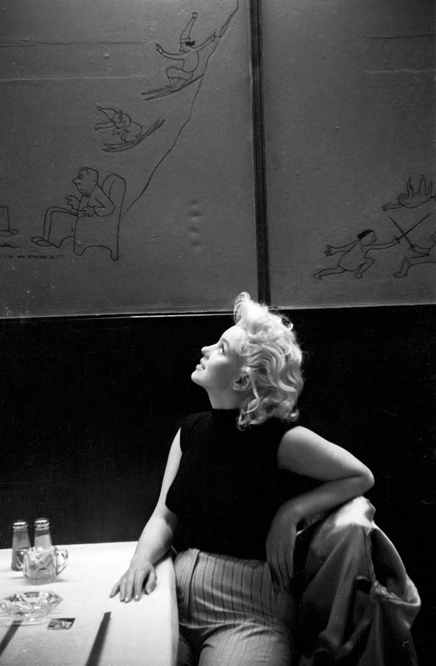 Sốc với vòng eo khác lạ của “biểu tượng sex” Marilyn Monroe - 8 Marilyn trong một bức hình do tay máy Ed Feingersh thực hiện. Trong ảnh, cô đang thích thú nhìn ngắm những hình vẽ ngộ nghĩnh trên tường của một nhà hàng bình dân ở New York. Bức ảnh cũng cho thấy một Marilyn với vòng eo kém thon gọn.