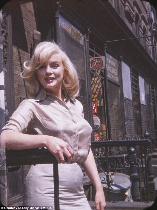 Sốc với vòng eo khác lạ của “biểu tượng sex” Marilyn Monroe - 2 Bộ 6 bức ảnh chụp Marilyn được thực hiện bởi một fan hâm mộ cuồng nhiệt, sau này trở thành người bạn gái thân của minh tinh điện ảnh - bà Frieda Hull. Ảnh chụp ngày 8/7/1960 bên ngoài phim trường của hãng Fox Studios tại New York.